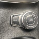 Fahrmodus-Drehschalter im Auto: Optionen für Sport, Schnee und Automatik mit Verriegelungstaste.