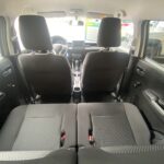 Innenraum eines Autos mit Blick auf die Rücksitze und das Armaturenbrett. Geräumiger, moderner Pkw-Innenraum.
