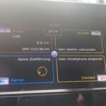 Autodisplay zeigt Optionen: Hören (DAB), Anrufen, Fahren, kein Smartphone verbunden. Uhrzeit 15:39.