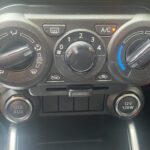 Auto-Klimaregler und Steuerungsbedienelemente mit USB- und 12V-Anschluss, gezeigt in Nahaufnahme.
