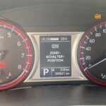 Auto-Armaturenbrett zeigt Tacho, Drehzahl, Warnleuchten und Bildschirm mit Zündschalter-Position an. Anzeigen auf 0,8 km.