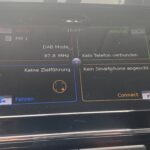 Auto-Multimedia-Display zeigt FM-Radio, kein Telefon verbunden, kein Smartphone angeschlossen, keine Zielnavigation.