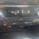Auto-Klimaanlage mit manueller und automatischer Einstellung, Lüftungs- und Umluftoptionen.