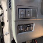 Bedienfeld im Auto: Schalter für Nebelscheinwerfer und Spiegelverstellung neben der Fahrertür.