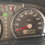 Tachometer eines Autos mit 30321 km auf dem Kilometerzähler und Geschwindigkeitsanzeige bis 180 km/h.