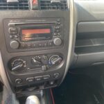 Autoradio und Klimaanlage in einem Autoinnenraum, Nahaufnahme der Mittelkonsole.