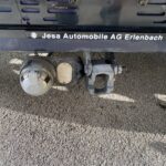 Anhängevorrichtung eines Fahrzeugs von Jesa Automobile AG Erlenbach auf Asphalt.