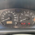 Tachometer eines Autos mit verschiedenen Kontrollleuchten und Kilometerstand von 138814 km. Geschwindigkeit bei 0 km/h.