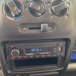 Autoinnenraum mit Bedienelementen und Autoradio, Anzeige DAB 1, Marke Blaupunkt, Klimaregelung und Lüftungsschalter.