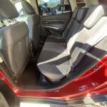 Roter Pkw mit luxuriösem Rücksitzinterieur, Lederausstattung, sonnendurchfluteter Innenraum.