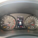 Auto-Tachometer mit KMH-Anzeige, Warnleuchten und Bildschirmanzeige für Fahrassistenzsysteme bei 8 km gefahren.