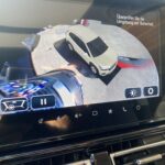 360-Grad-Parkkamera-Ansicht auf Autodisplay zur Überwachung der Umgebung und Steigerung der Sicherheit.