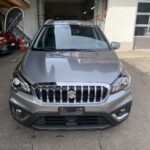 Silberner Suzuki SUV parkt vor einer Garage, Frontansicht, bei Jasa Automobile AG.