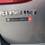 Rückansicht eines Suzuki-Fahrzeugs mit Swiss Edition-Emblem in Silber und rotem Schweizerkreuz.