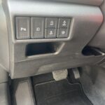 Innenraum eines Autos mit Tasten für Parksensor, Nebelscheinwerfer und andere Fahrzeugfunktionen.