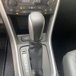 Automatikgetriebe und Klimaanlage im Auto, Gangwahlhebel und Temperaturregler auf 20°C eingestellt.