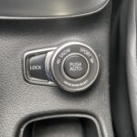 Auto-Drehregler für Fahrmodi: Schnee, Sport, Auto, mit Lock-Funktion, in einem Fahrzeug-Innenraum.