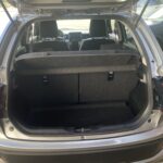 Geöffneter Kofferraum eines silbernen Autos auf einem Parkplatz, zeigt die Ladefläche und umgeklappte Rücksitze.