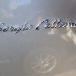 Schriftzug Sergio Cellano auf glänzendem Autolack. Elegantes, stilvolles Design in silberner Typografie.