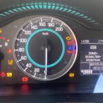 Auto-Tachometer-Anzeige mit Warnleuchten, Kilometerzähler bei 48747 km, Öl- und Wartungssymbole leuchten.