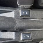Schalter für Sitzheizung in der Mittelkonsole eines Autos. Zwei Tasten mit Heizsymbolen sichtbar.