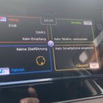 Auto-Infotainment-Display ohne Empfang: DAB SWR3, kein Telefon verbunden, kein Smartphone gekoppelt, keine Navigation.